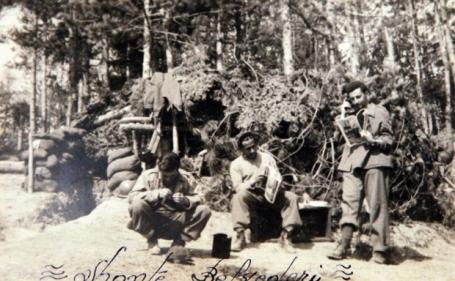 O sargento Newton Lascalea (1º à esq.) e o sargento Gutenberg de Melo (centro) em frente a um bunker alemão ocupado pelo brasileiros da FEB em frente ao Monte Belvedere.