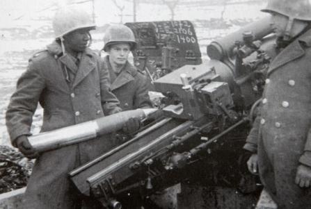 Um canhão de calibre 105 mm da FEB dispara contra Montese no início da ofensiva da primavera.