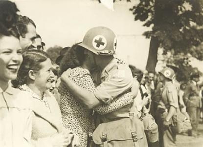 Brasileiros a regressar ao Rio de Janeiro após a guerra.