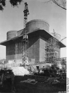 Torre Flak em construção.