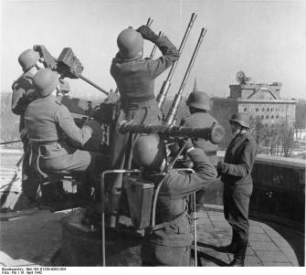 Anti-aérea Flak-Vierling em prontidão na Torre Flak do Zoo de Berlim.