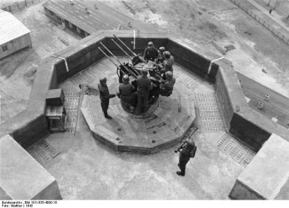 Anti-aérea Flakvierling 38 montada no topo de uma Torre Flak.