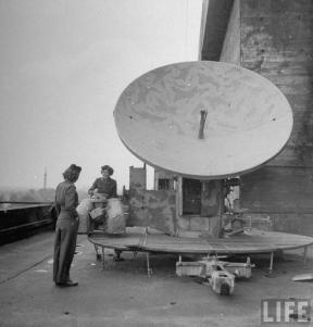 WAC americanas (Women's Army Corps) a examinar radar no topo da torre antiaérea alemã na secção de Tiergarten da cidade após a captura de Berlim pelas tropas aliadas.