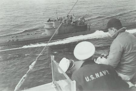 U-234 após a rendição visto a partir do USS Sutton.