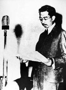 Imperador Showa (Hirohito) a gravar o discurso de rendição.