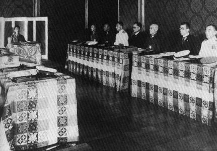 Reunião de alto nível japonês perante o imperador Showa. A decisão para a rendição japonesa foi o resultado desta reunião.