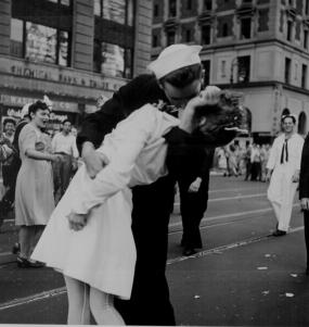 O famoso beijo na Times Square no Dia V-J.
