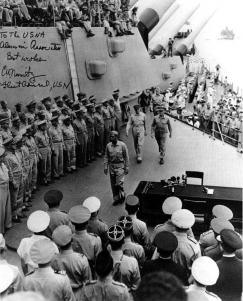 MacArthur e Nimitz a bordo do USS Missouri.
