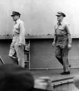 MacArthur e Nimitz a entrar no USS Missouri para a assinatura do instrumento de rendição.