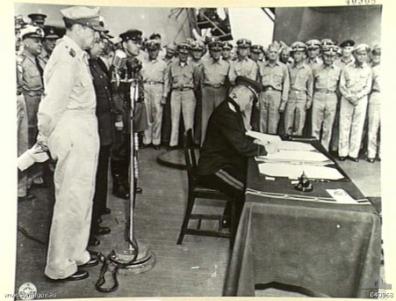 Kuzma Derevyanko a assinar o documento de rendição japonesa a bordo do USS Missouri.