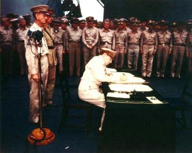 MacArthur assinando rendição japonesa a bordo do USS Missouri.