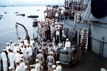 Delegação japonesa deixando USS Missouri.