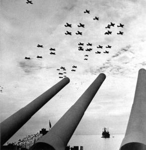 Aviões americano a sobrevoar USS Missouri depois da rendição.