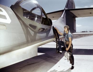 Jesse Rhodes Waller, Trabalhador da força aérea na Estação Aérea Naval em Corpus Christi, Texas, a instalar uma metralhadora Browning M1919 num avião PBY da Marinha dos EUA.