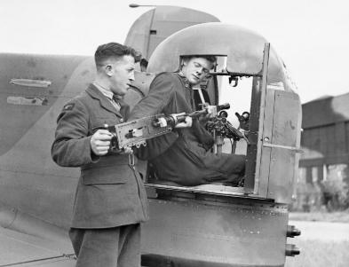 Armeiros a instalar metralhadoras Browning numa torre traseira de um Armstrong Whitley Mk V do 58º Esquadrão da RAF.