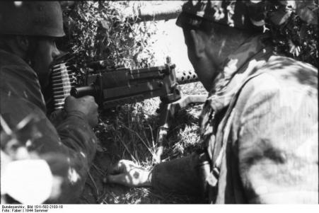 Dois pára-quedistas camufladas com metralhadoras Browning M1919.