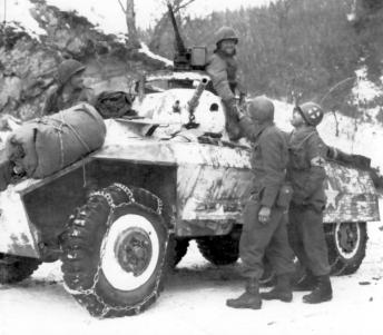 M8 Greyhound num terreno com neve.