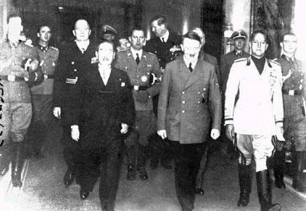 Emissário do Japão (à esquerda) e da Itália (à direita) acompanham o ditador alemão Adolf Hitler aquando da assinatura do Pacto Tripartido.