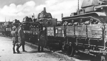 Tanques Renault R35 a serem transportados de comboio.
