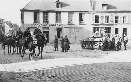 Cavalaria da Wehrmacht passa pelo tanque francês Renault R35.