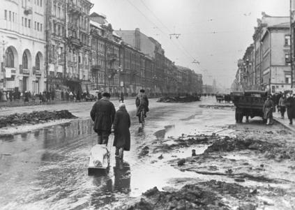 Habitantes de Leningrado na Avenida Nevsky durante o cerco.