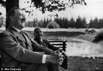Adolf Hitler contando uma piada (de acordo com seu guarda-costas).