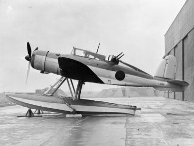 O Blackburn Roc Mark I, hidroavião, L3059, estacionado em cavaletes fora dos hangares no "Marine Aircraft Experimental Establishment".