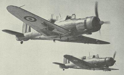 Dois aviões Blackburn Roc em voo.