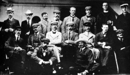 Winston Churchill (segundo da direita na segunda fila) a bordo do RMS Dunottar Castle, no regresso da Guerra de Bôeres.
