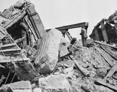 Primeiro-ministro britânico, Winston Churchill, olha sobre o Reno a partir das ruínas do extremo oeste da ponte em Wesel, durante uma visita à frente.