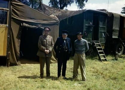 Sir Alan Brooke, Sr. Winston Churchill e Sir Bernard Montgomery, na sede móvel de Montgomery, na Normandia.