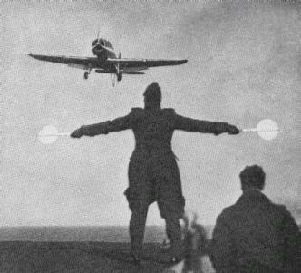 Blackburn Skua a aproximar-se de porta-aviões para aterragem.