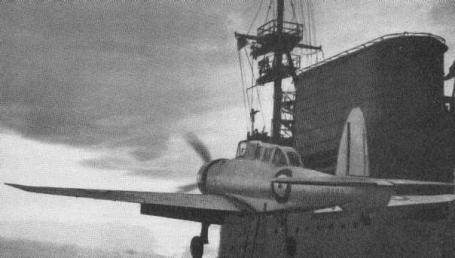 Blackburn Skua a descolar de porta-aviões.