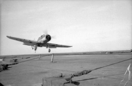 Blackburn Skua a aterrar no porta-aviões HMS Ark Royal.