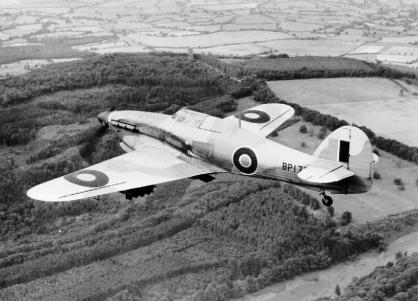 Um caça-bombardeiro Hawker Hurricane Mark IV da Royal Air Force em voo.