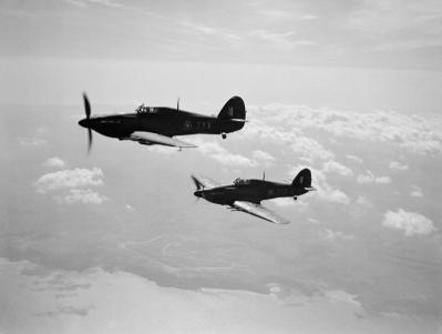 Dois caças Hurricane Mk IIC noite do Esquadrão nº247 da RAF baseados em Predannack, Cornwall, em voo sobre o mar.