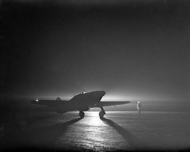 Caça Hurricane britânico de Esquadrão No.85 da RAF antes de descolar (para interceptar invasores noturnos) de Debden, Essex, Inglaterra.