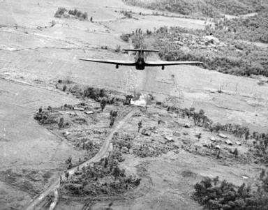 Um Hawker Hurricane IIC do Esquadrão No. 42 da RAF baseado em Kangla, Burma, pilotado pelo oficial de voo "Chowringhee" Campbell, em mergulho para atacar uma ponte perto de um pequeno povoado birmanês na Estrada Tiddim. As bombas da aeronave anterior pode