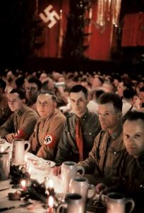 Cena de uma festa de Natal onde Adolf Hitler e outros nazis estiveram presentes.