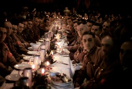Cena de uma festa de Natal onde Adolf Hitler e outros nazis estiveram presentes.