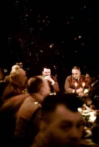 Cena de uma festa de Natal onde Adolf Hitler e outros nazis estiveram presentes.