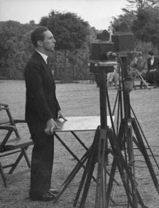 Ministro da Propaganda Nazi Joseph Goebbels a discursar para a rádio.