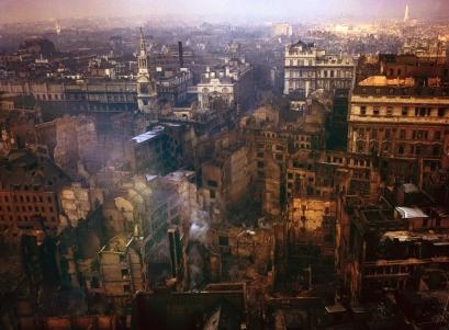 Uma vista de Londres após um ataque aéreo alemão.