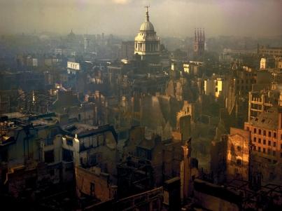 Uma vista de Londres após um ataque aéreo alemão.