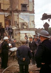 Uma equipa de resgate da Defesa Civil de Londres ajuda a remover civis feridos e mortos de edifícios destruídos.