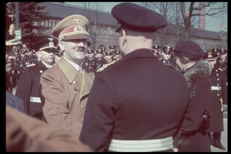 Adolf Hitler participa no lançamento do navio de guerra Tirpitz.