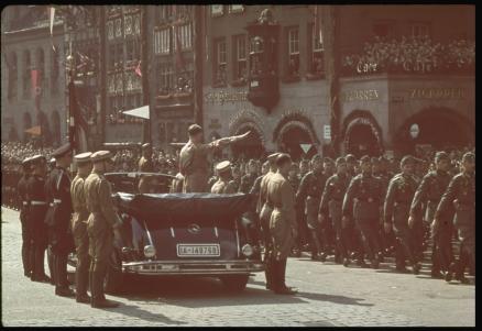Desfile de tropas nazis perante Hitler em Nuremberga.