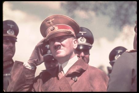 Hitler observa manobras militares.