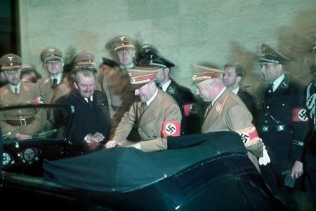 Ferdinand Porsche (à esquerda, de fato escuro) apresenta um VW convertível recém-projectado para Adolf Hitler em comemoração do 50 º Aniversário do Fuhrer.