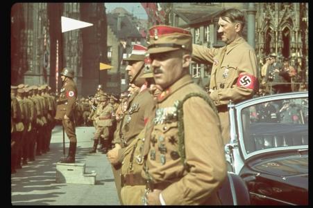 Hitler saúda tropas alemãs.